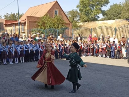 Сегодня в карабулакских школах прошли торжественные линейки, посвящённые Дню знаний