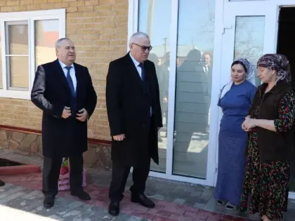 Единороссы Ингушетии навестили мать и супругу погибшего Героя России