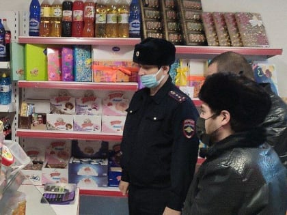 В Карабулаке полицейские и сотрудники МЧС совместно проверили объекты торговли