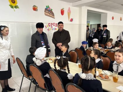 «Партийный десант» проверил организацию горячего питания в одной из школ с.п. Алхасты
