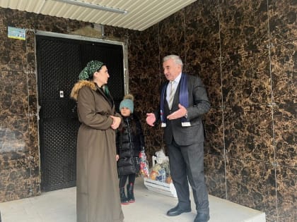 В честь Дня Героев Отечества представители местного отделения партии в г. Назрань посетили участника СВО Рустама Сурхоева, который находится сейчас дома, на реабилитации