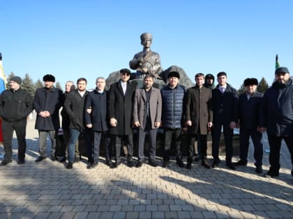 В Магасе открыли памятник Идрису Зязикову