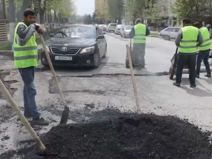 Активными темпами ведётся работа по ямочному ремонту в центральном округе Назрани.