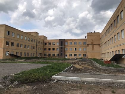 В Верхних Ачалуках продолжается строительство новой школы на 720 мест