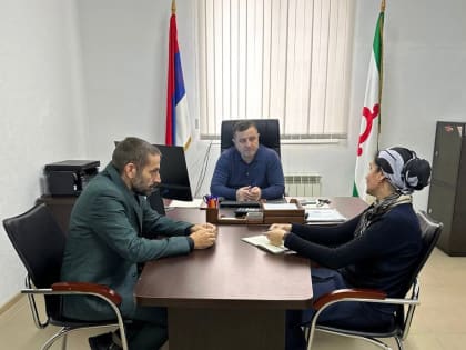 Министр по внешним связям, национальной политике, печати и информации Республики Ингушетия Ваха Беков провёл совещание с руководством общенациональной газеты «Сердало»