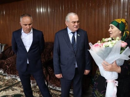 Спикер парламента Ингушетии навестил мать и вдову, потерявшую при нападении боевиков двух сыновей и супруга