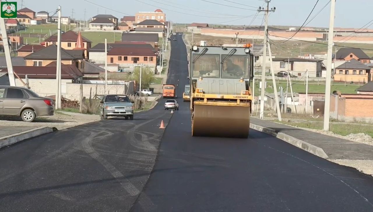 Город назрань улица. Ингушетия за каналом Назрань. Ингушетия улицы города Назрань. Дороги Дагестана. Асфальтобетонное покрытие дороги.