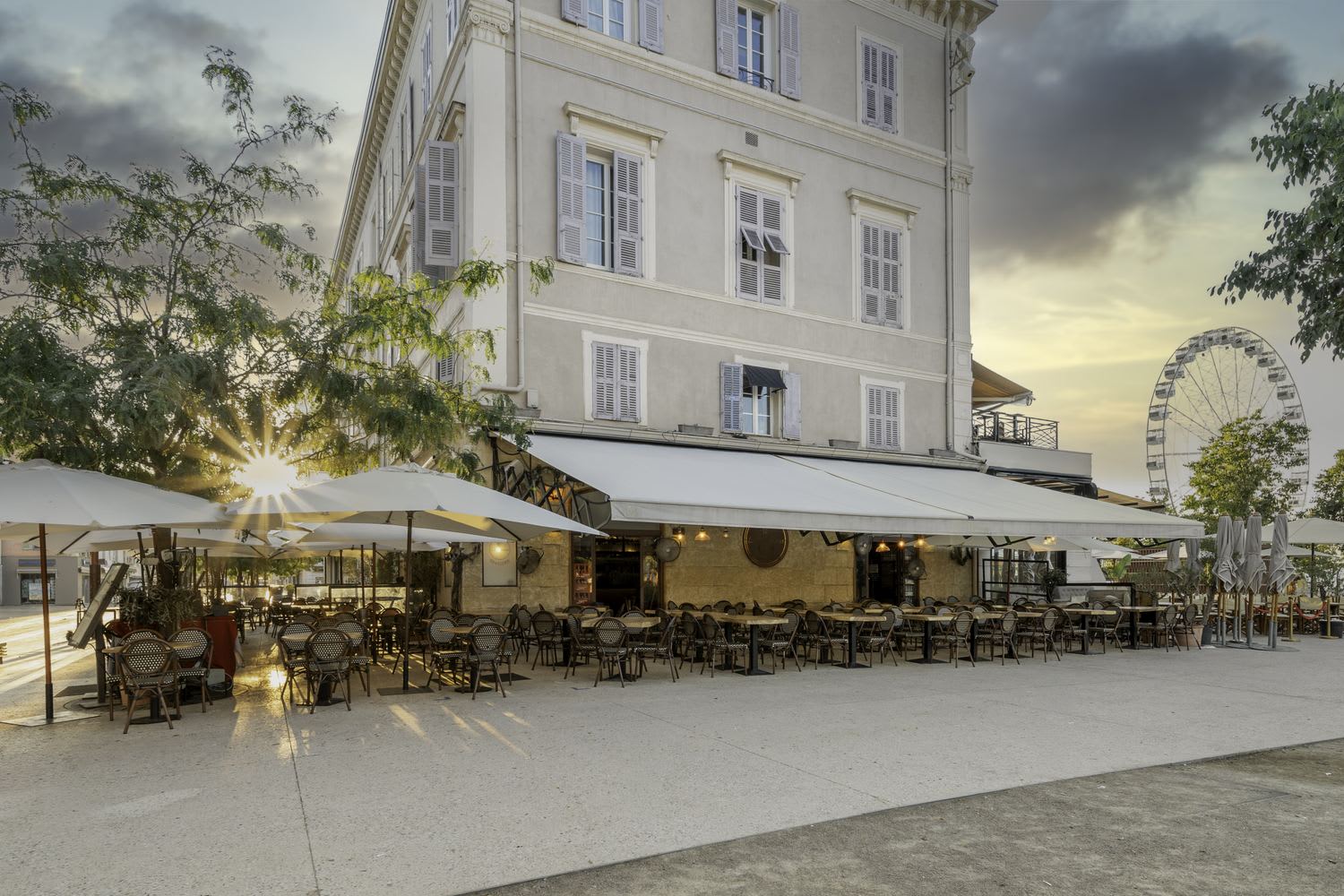 La façade de La Maison by Tripodi au coucher du soleil, Vieux Port de Cannes