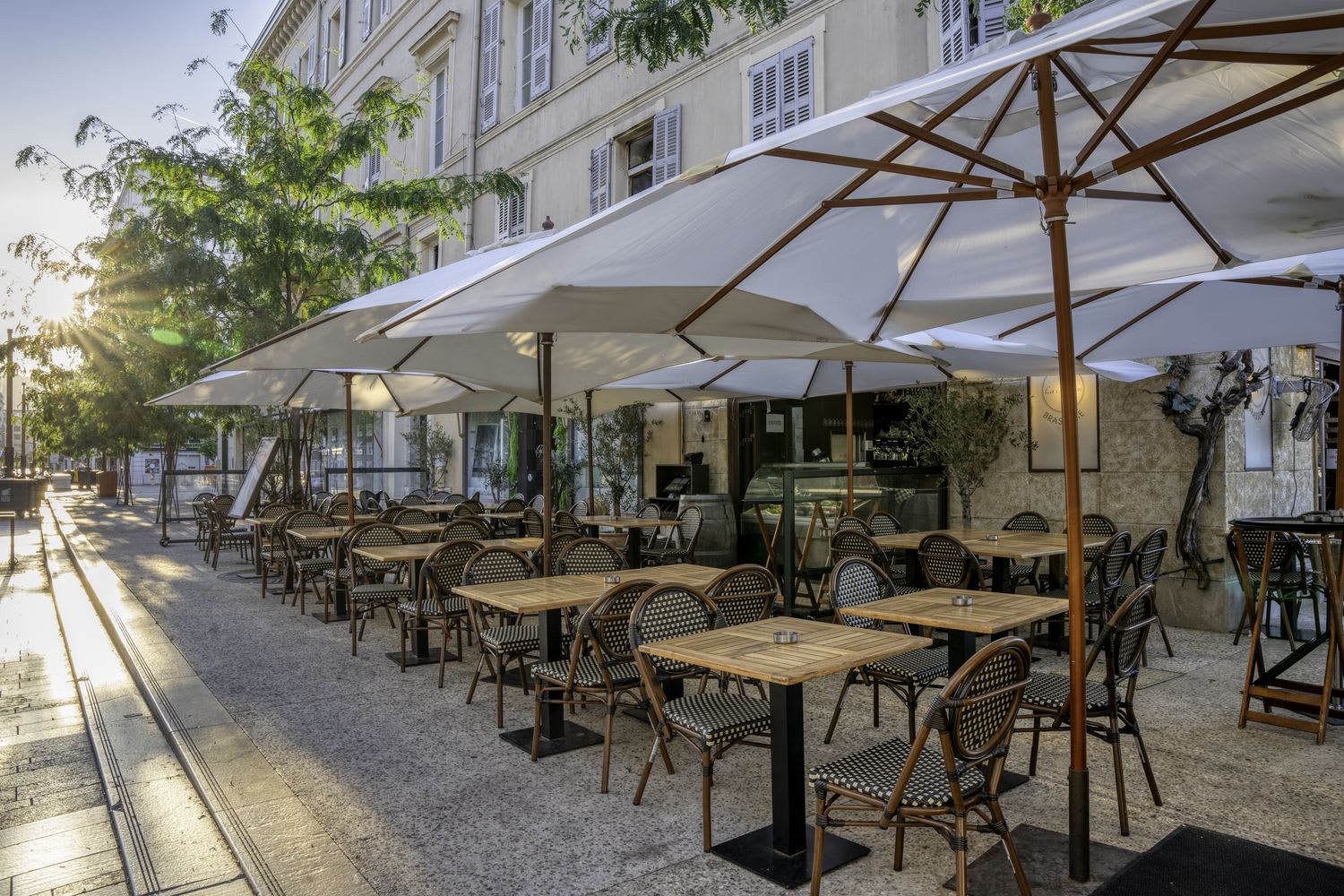 La terrasse de La Maison by Tripodi, face au Vieux Port et au Suquet