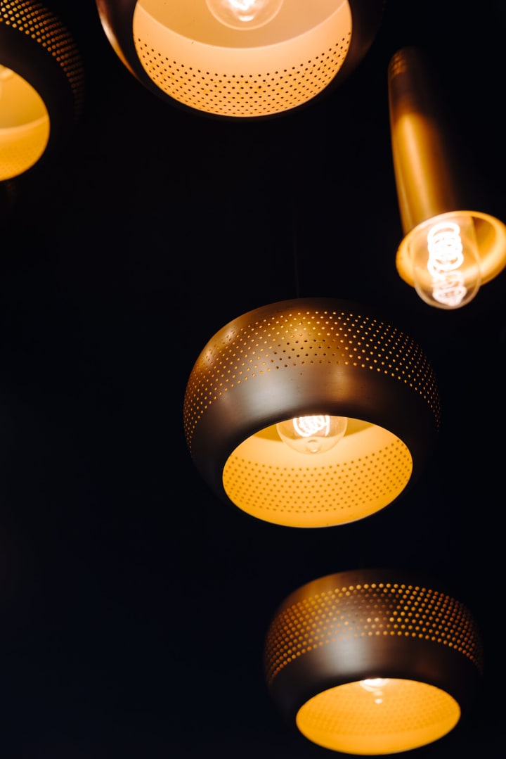 Les suspensions en laiton perforé du Pacific Lounge