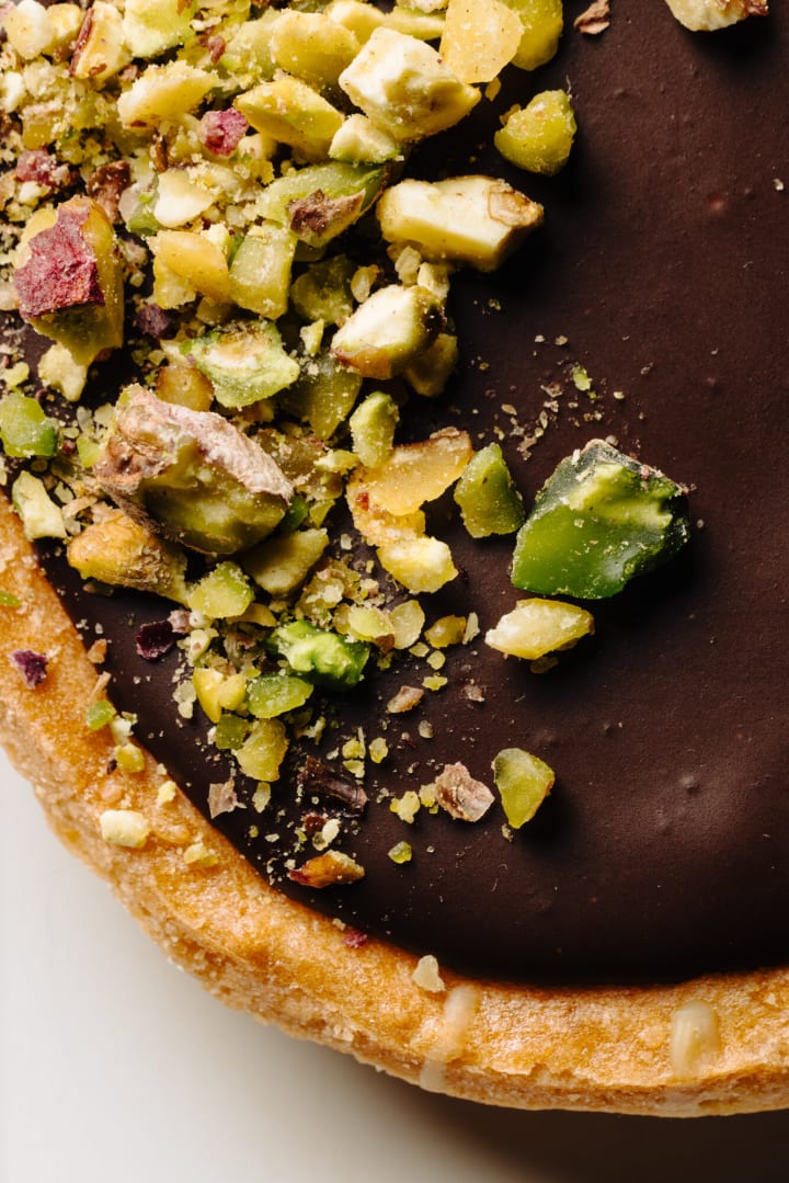 Tarte chocolat et éclats de pistache, en gros plan