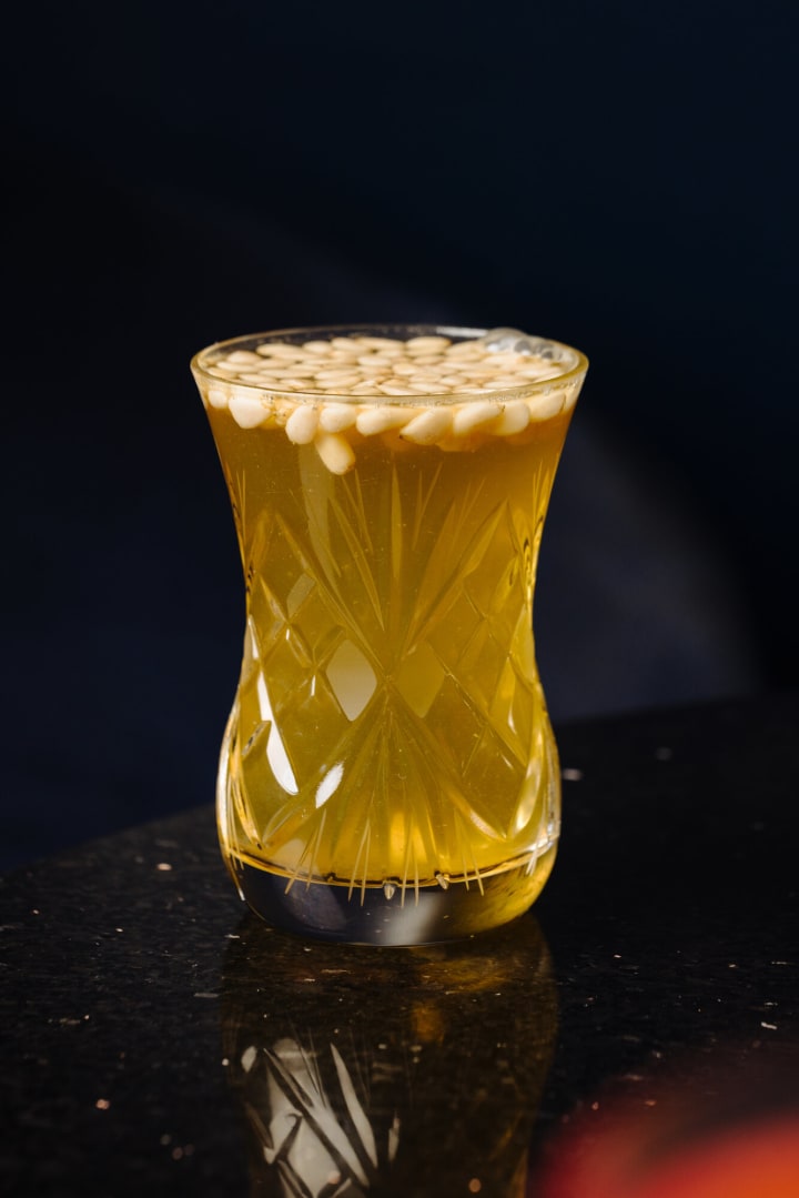 Verre de thé ciselé sur le marbre noir