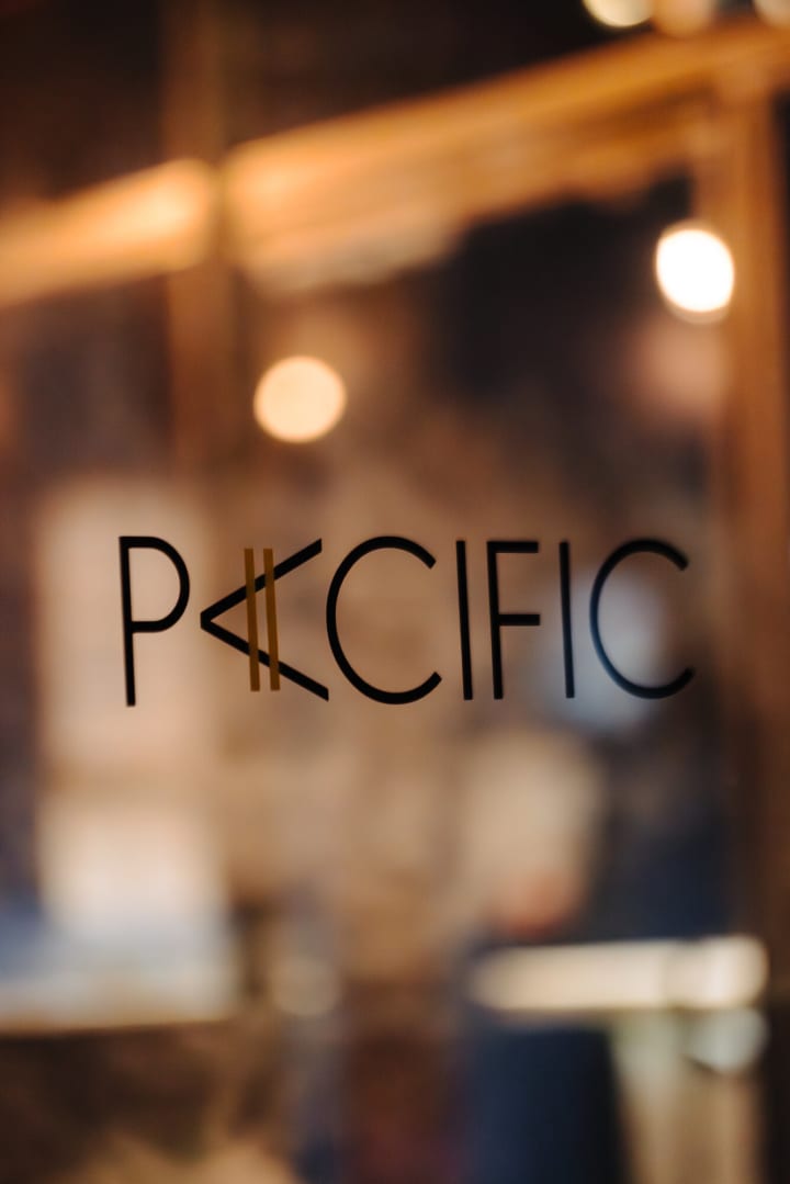 Le logo Pacific sur la vitrine, lumières chaudes derrière