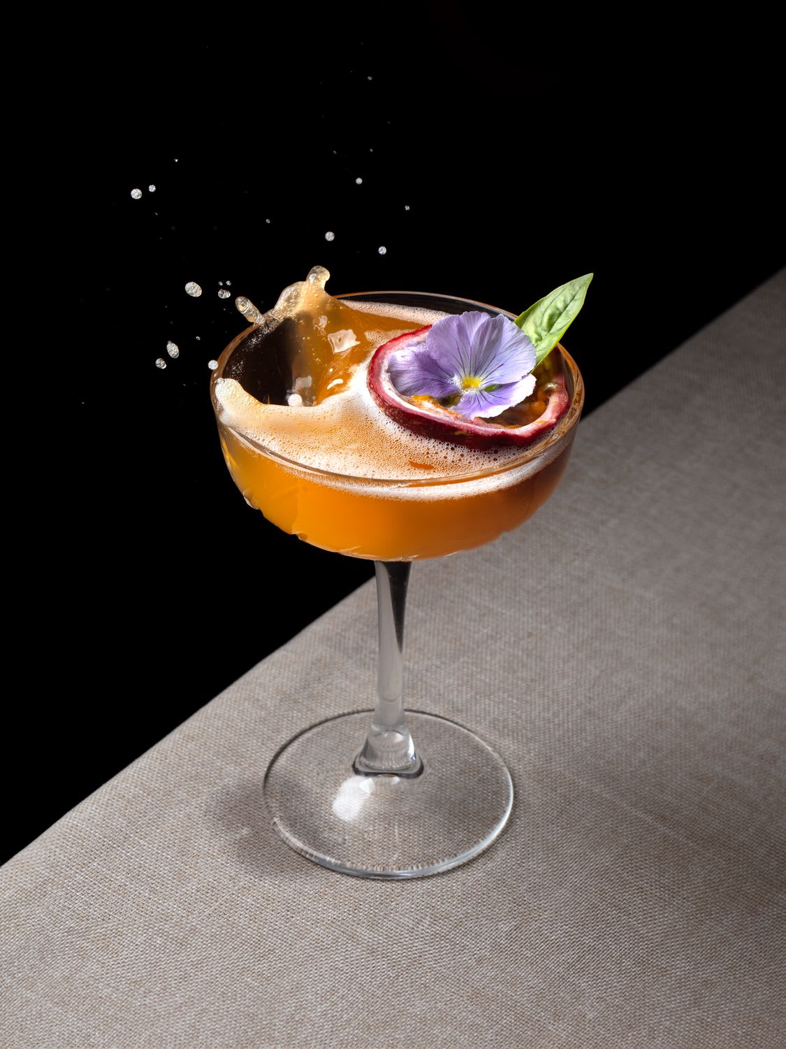 Cocktail passion, fleur violette, éclaboussure