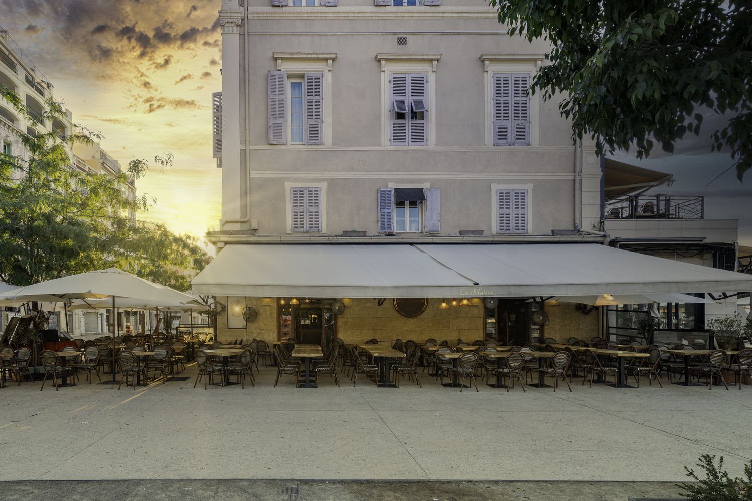 La façade de La Maison, ciel orangé dramatique