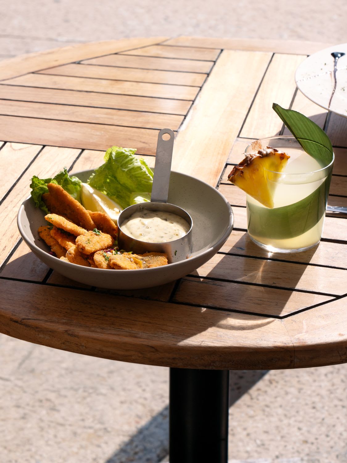 Friture de poisson et cocktail ananas-basilic
