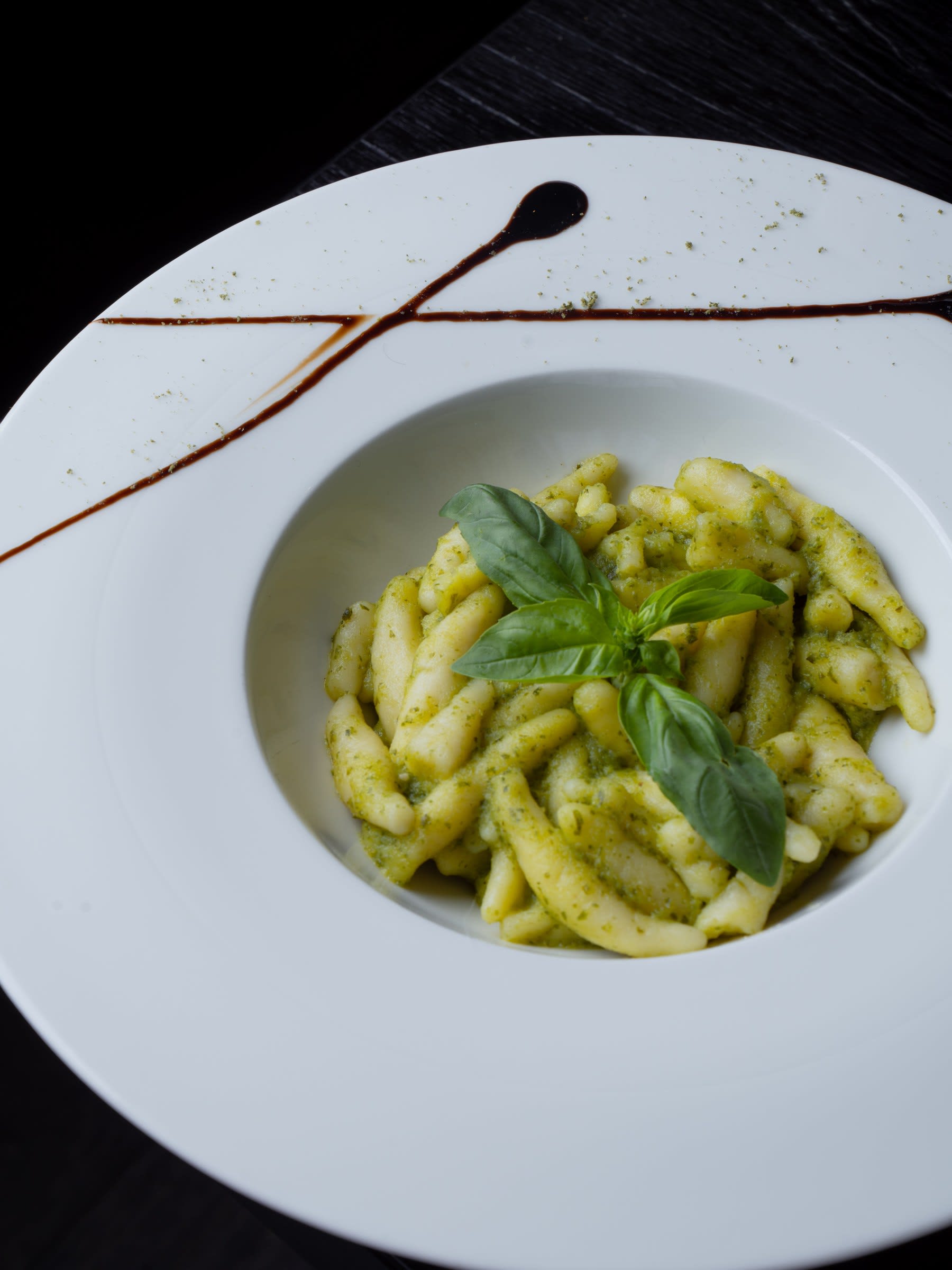 Gnocchi al pesto basilic, assiette élégante
