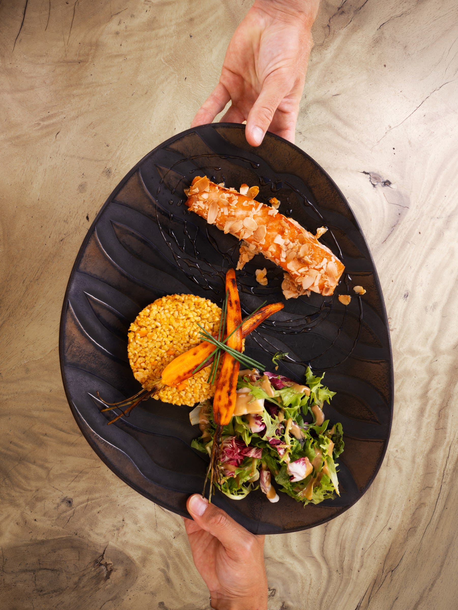 Homard rôti sur assiette noire