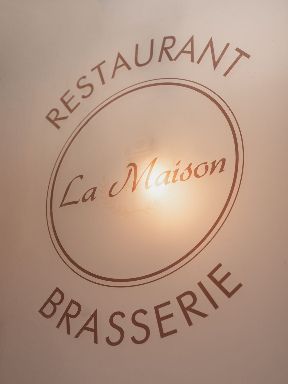 Logo La Maison Brasserie, vitrine rétro-éclairée