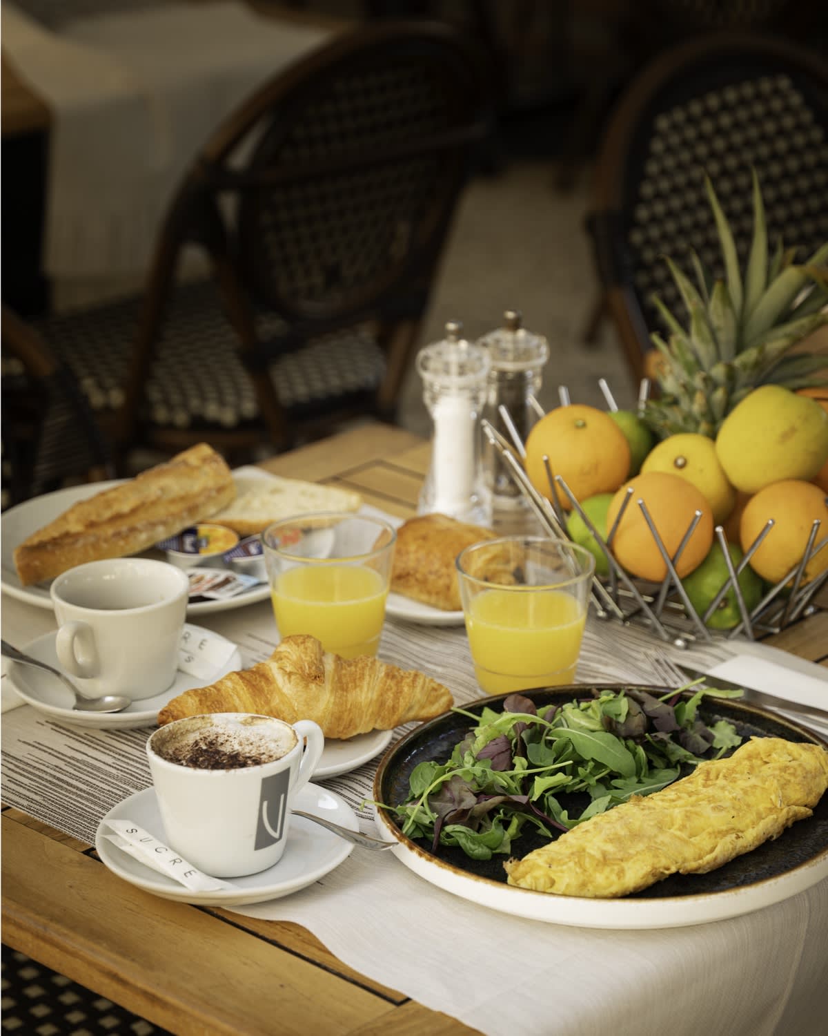 Petit-déjeuner en terrasse, omelette, croissants et café