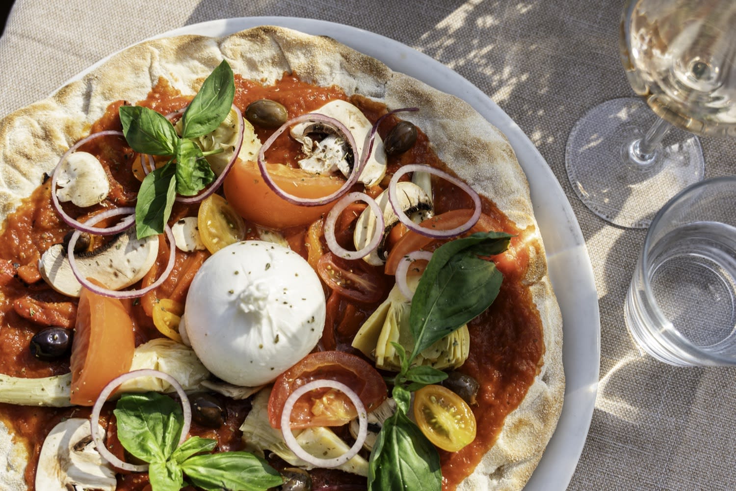 Pizza burrata vue de dessus, basilic et légumes