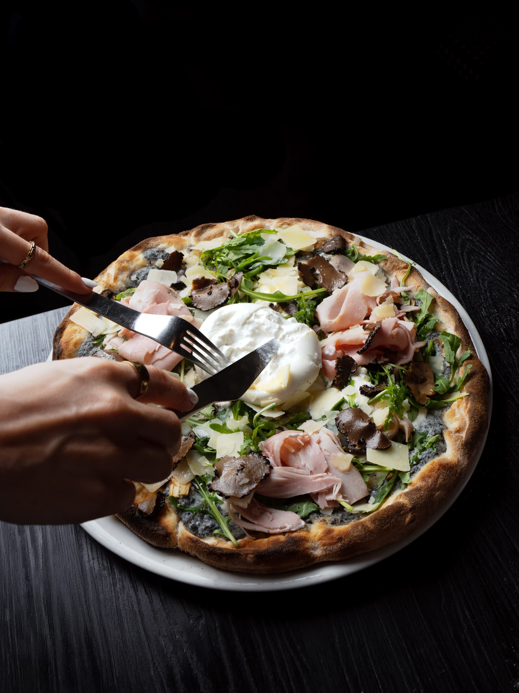 Pizza truffe & burrata, les mains autour de la table
