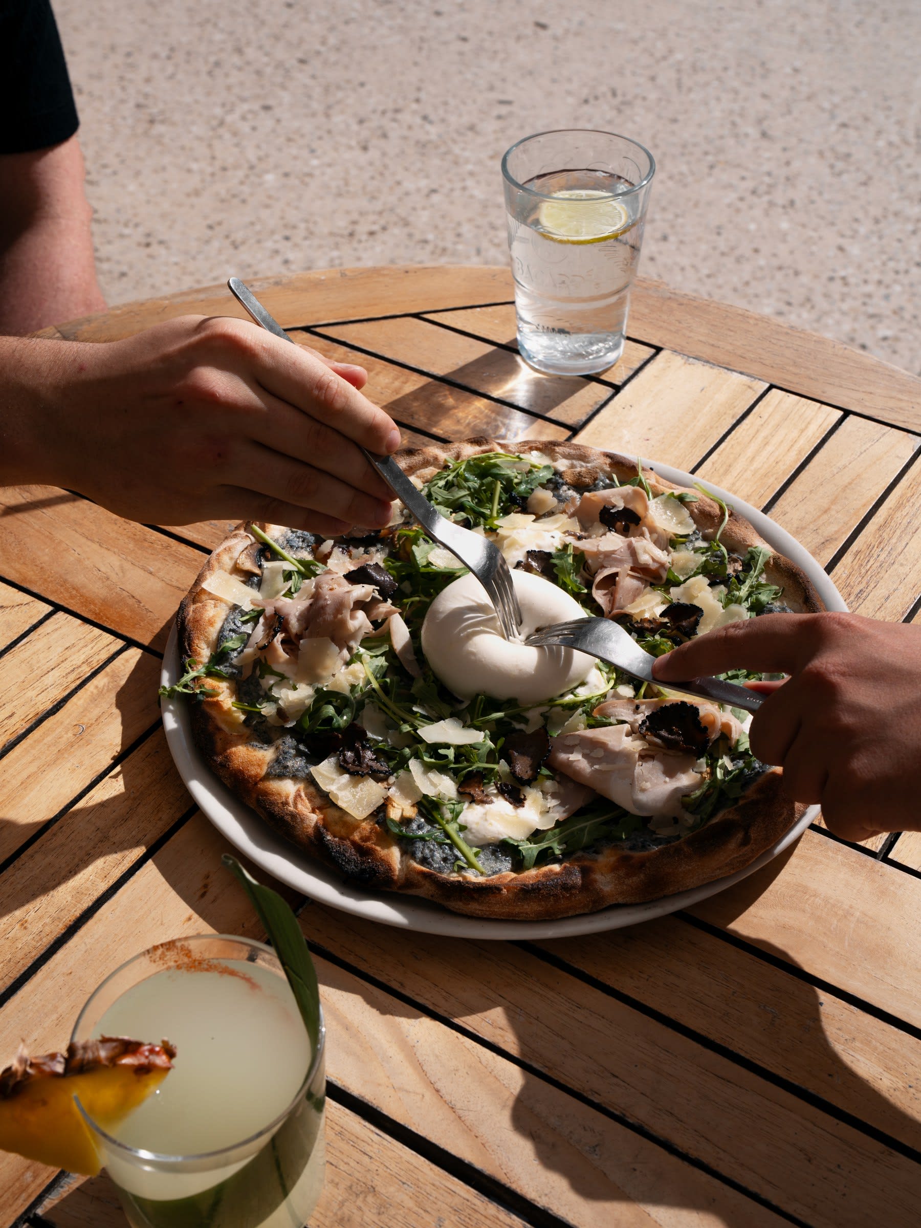 Pizza Truffella partagée en terrasse