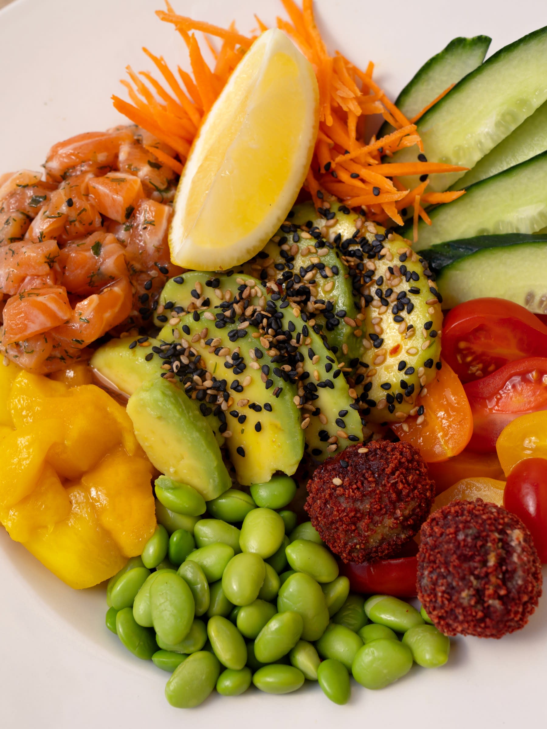 Poké bowl saumon avocat en terrasse