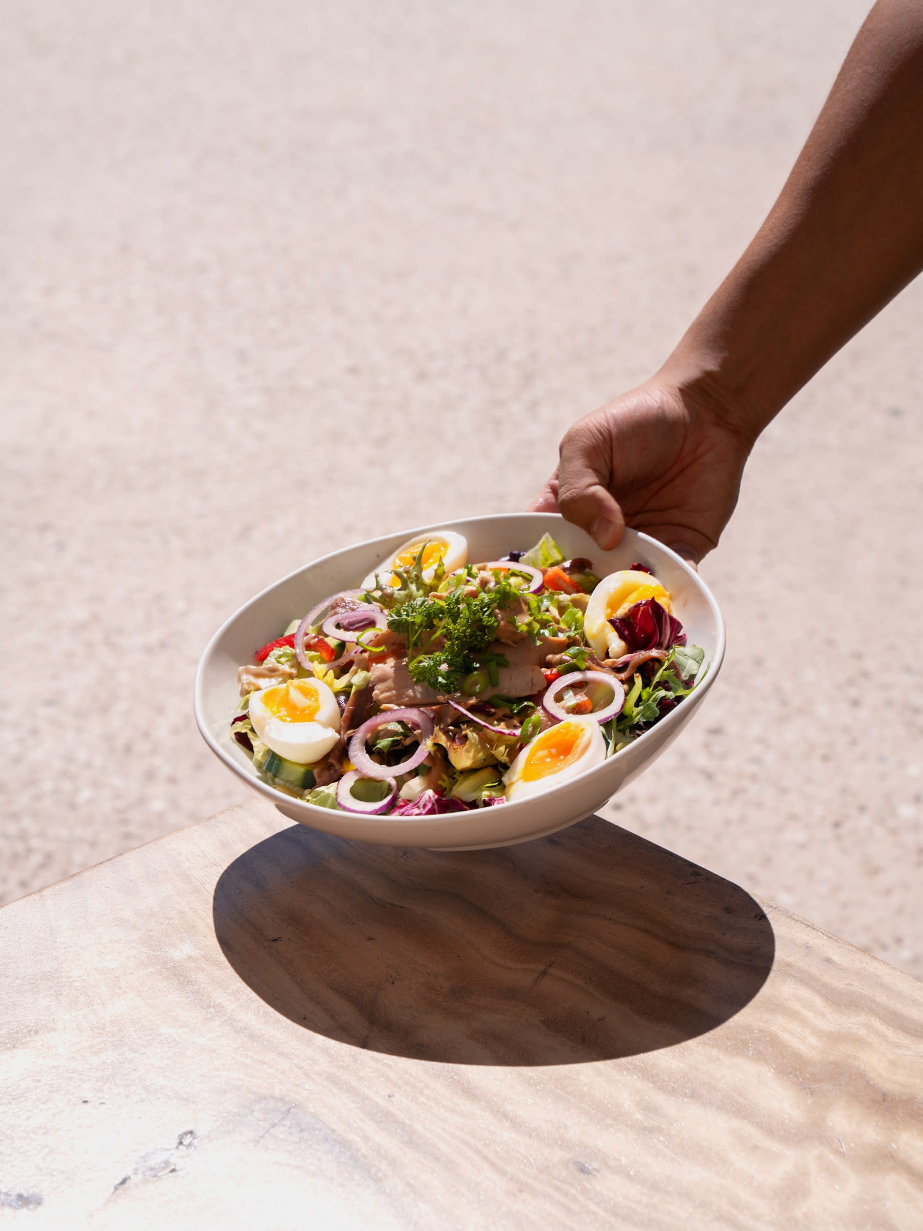 Salade niçoise servie à la main