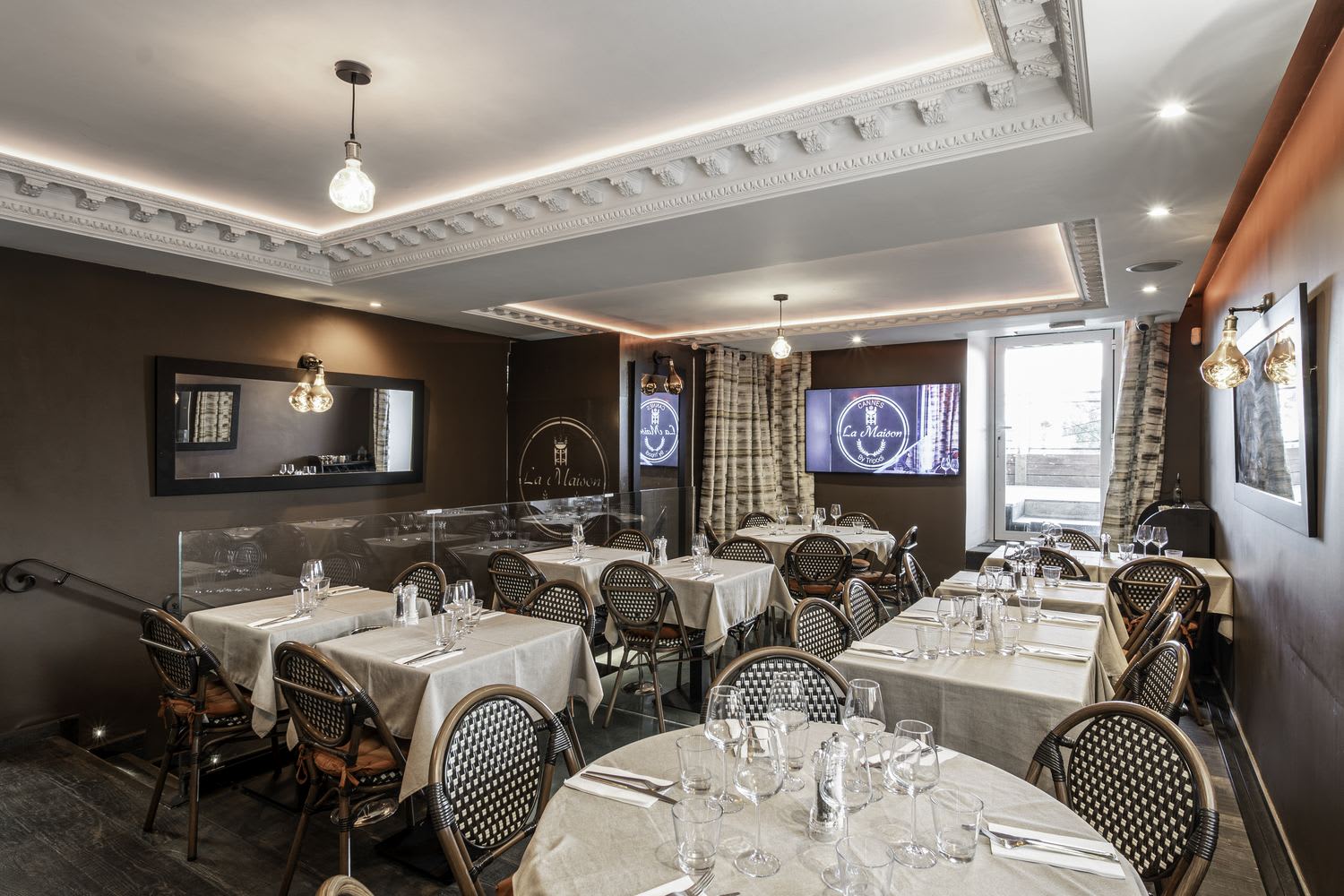 Les salons de l'étage, tables dressées
