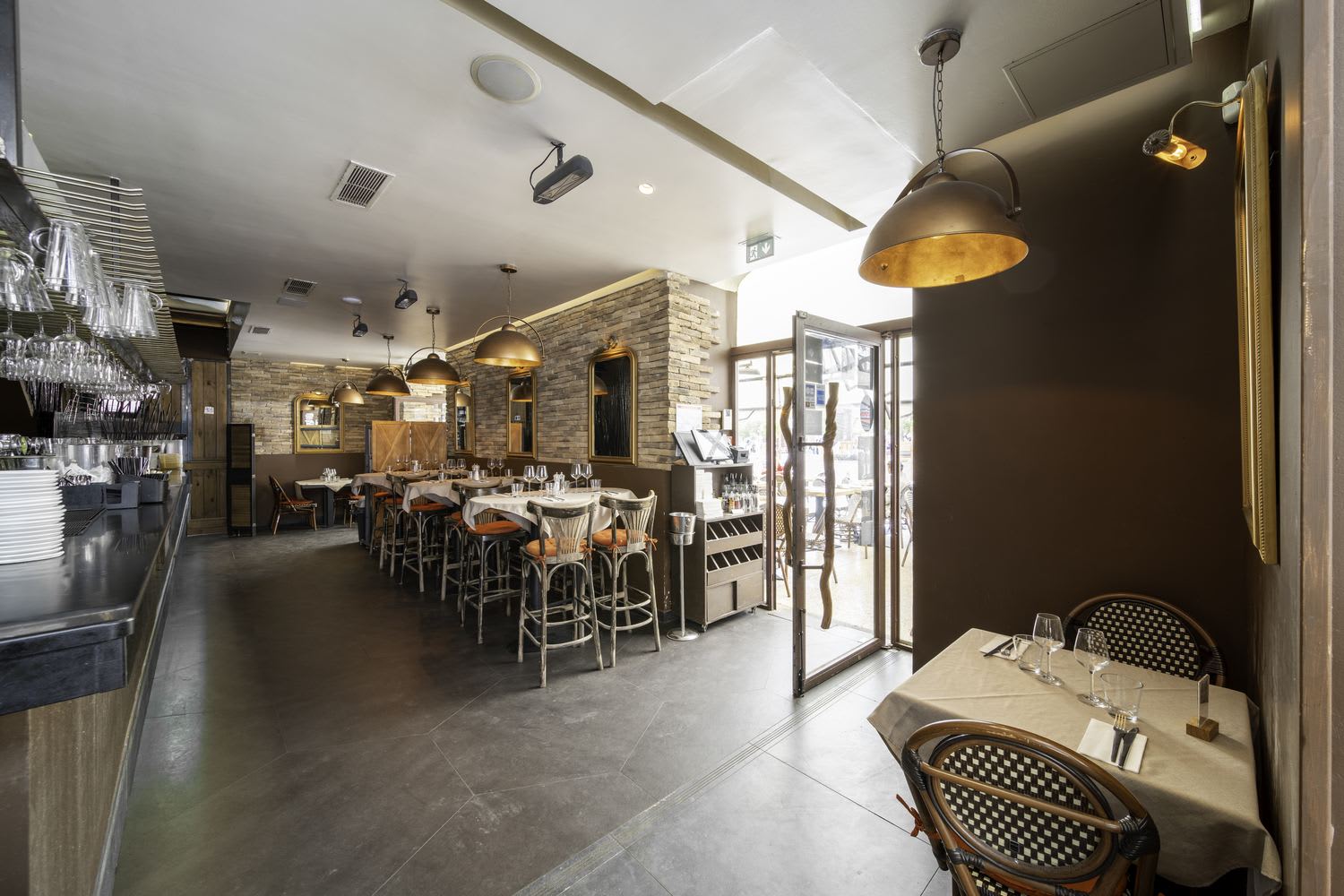 Le rez-de-chaussée & bar