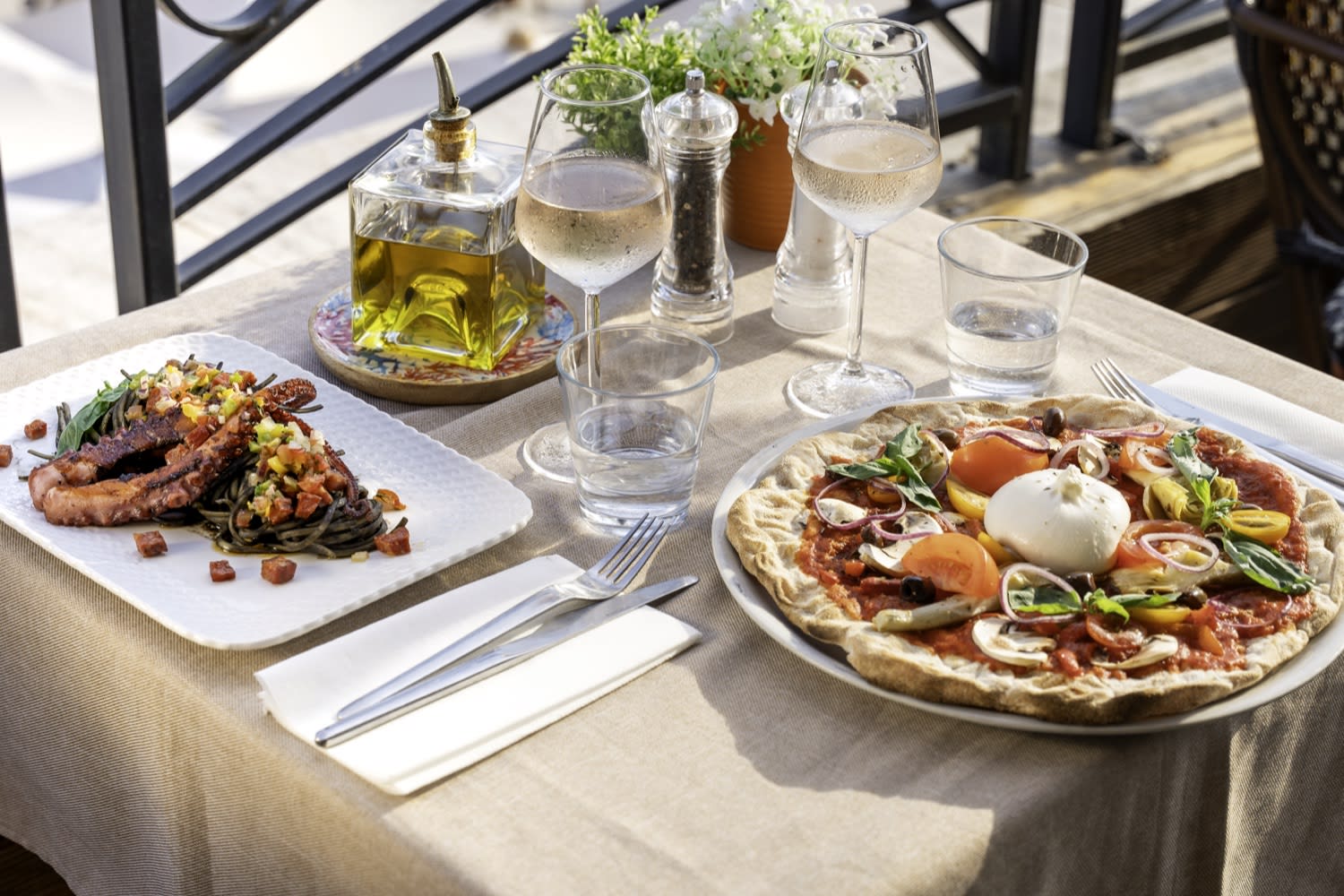 Poulpe grillé et pizza burrata, verres de rosé en terrasse