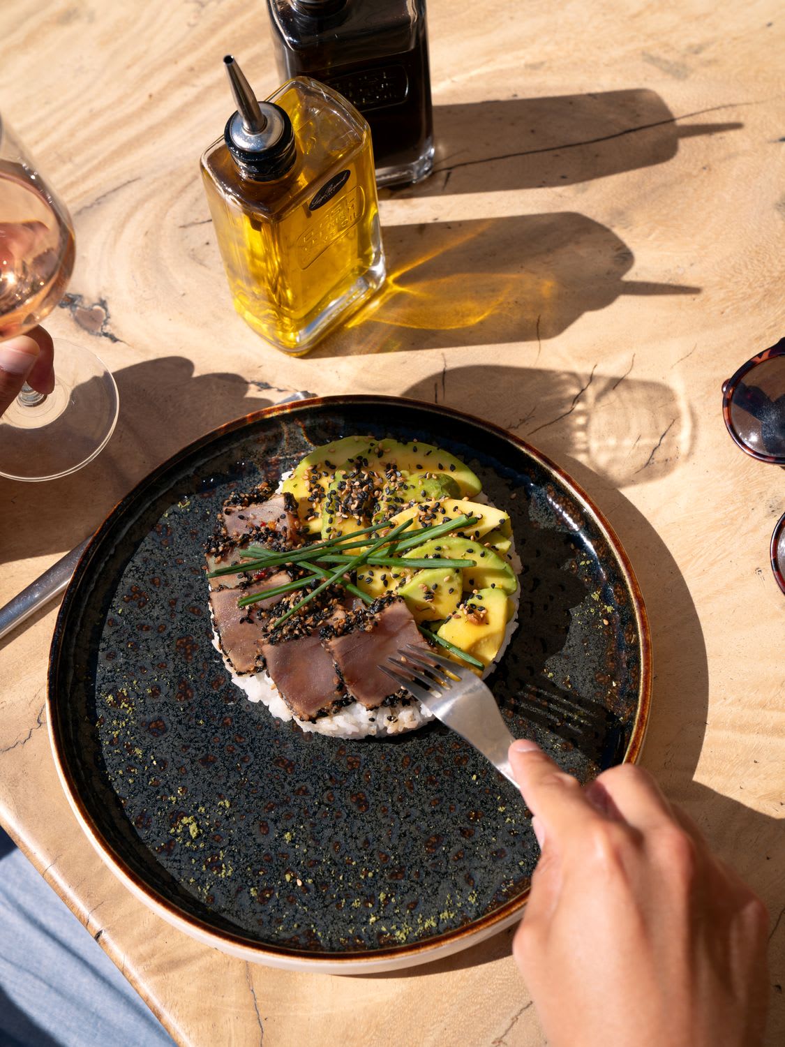Tataki de thon et avocat, lumière solaire