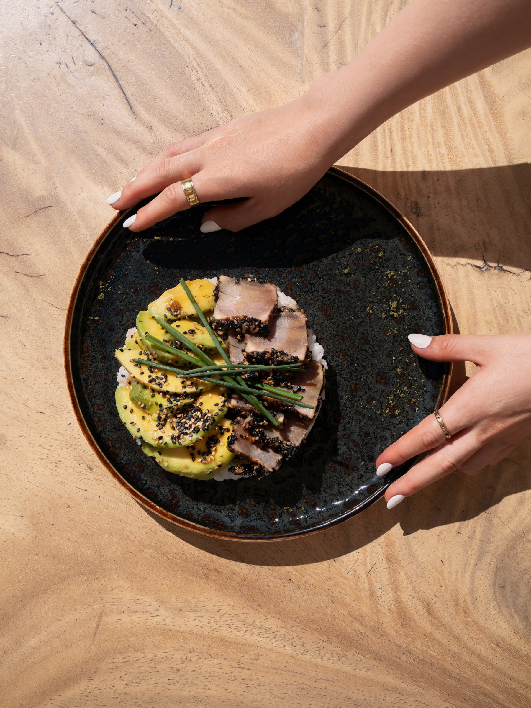 Tataki de thon, assiette noire laquée