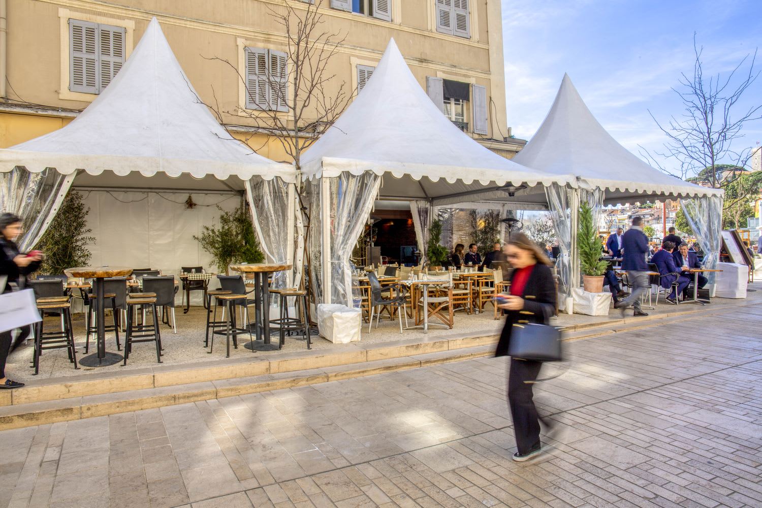 La terrasse sous chapiteaux blancs en hiver