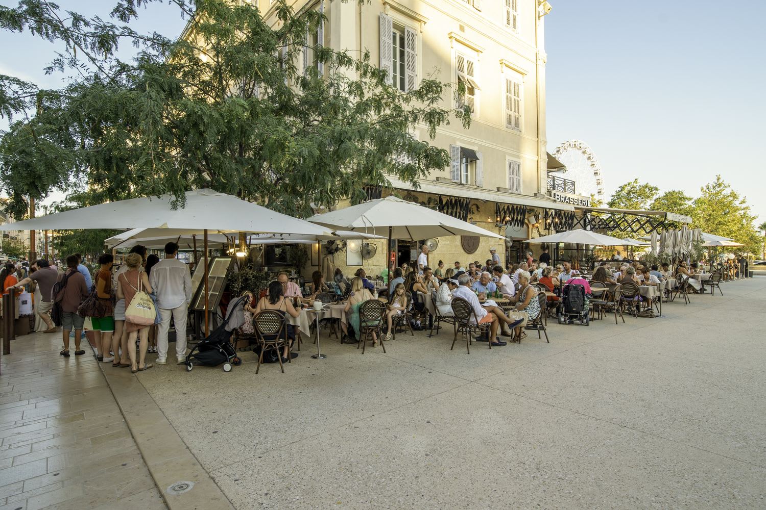 La terrasse pleine en plein été