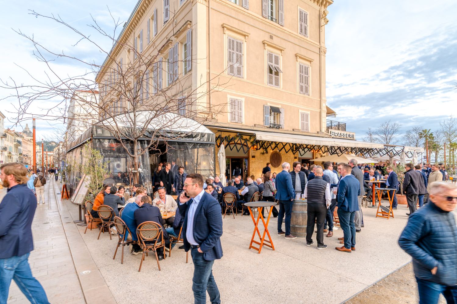 La terrasse animée pendant un événement cannois