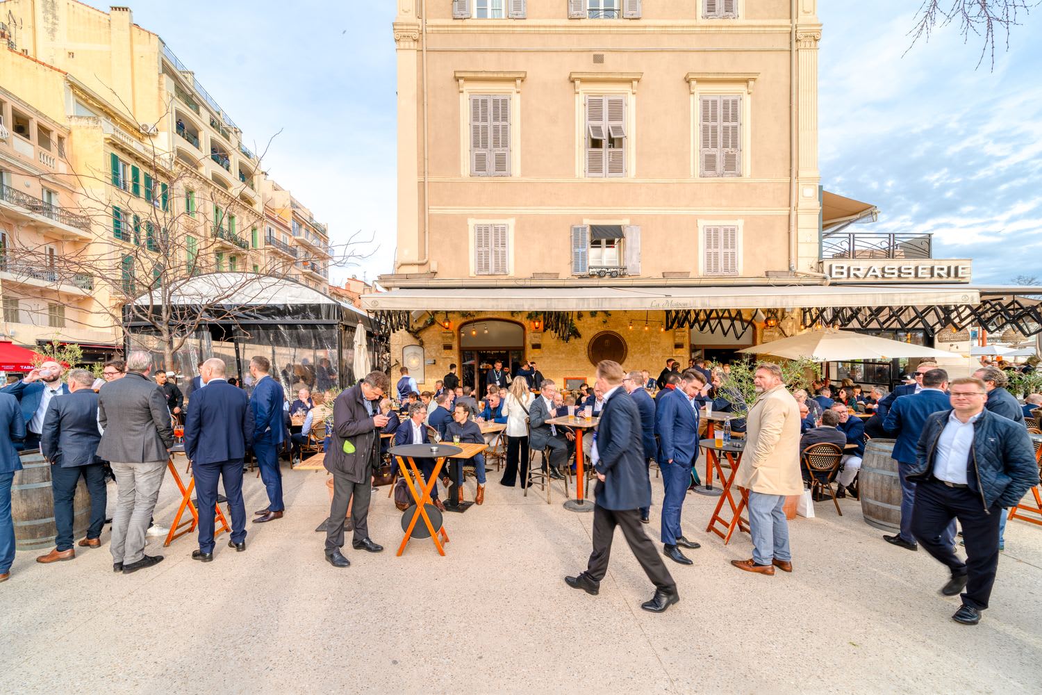 La façade de La Maison, terrasse pleine