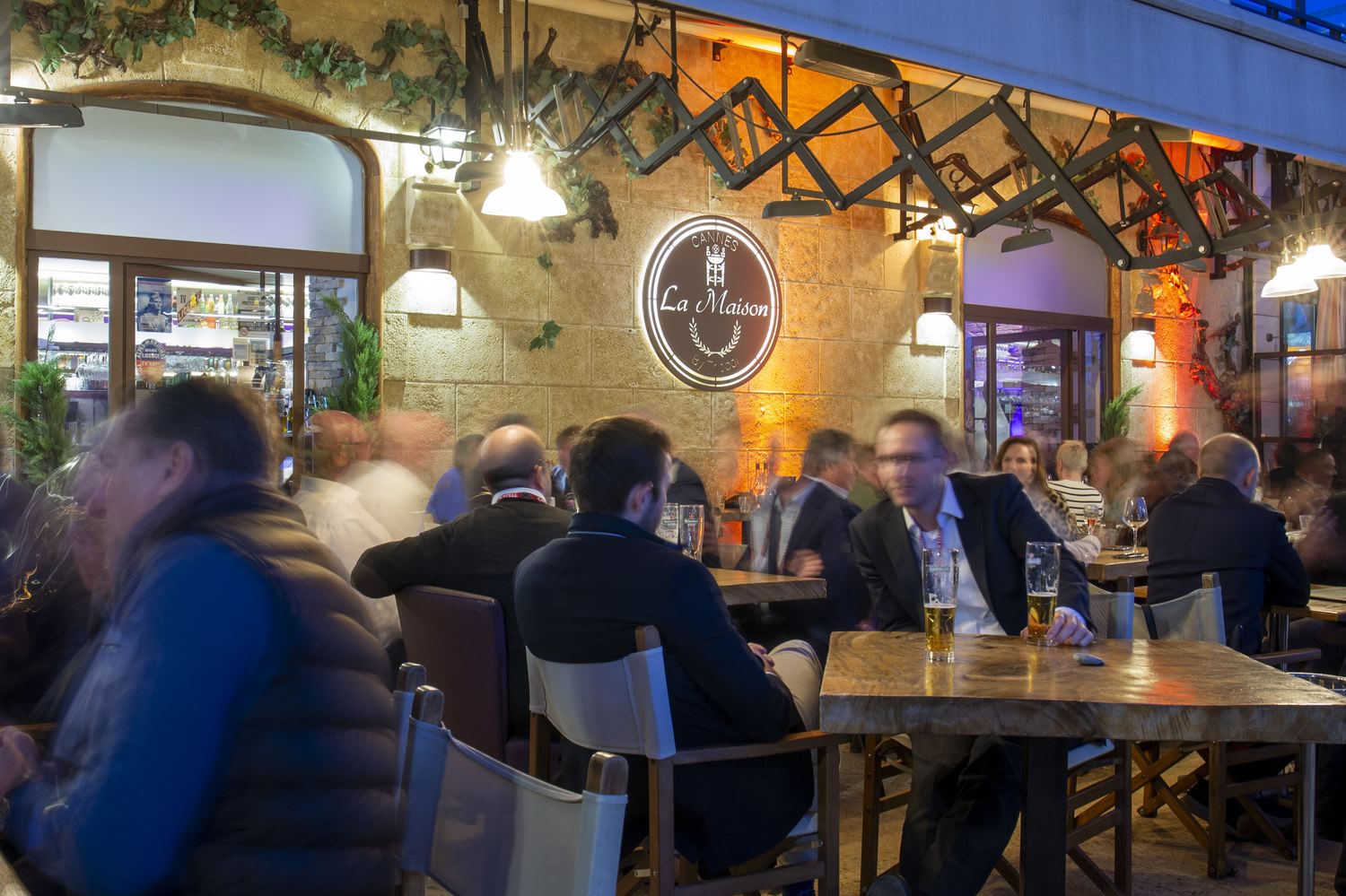 La terrasse de nuit, logo La Maison éclairé