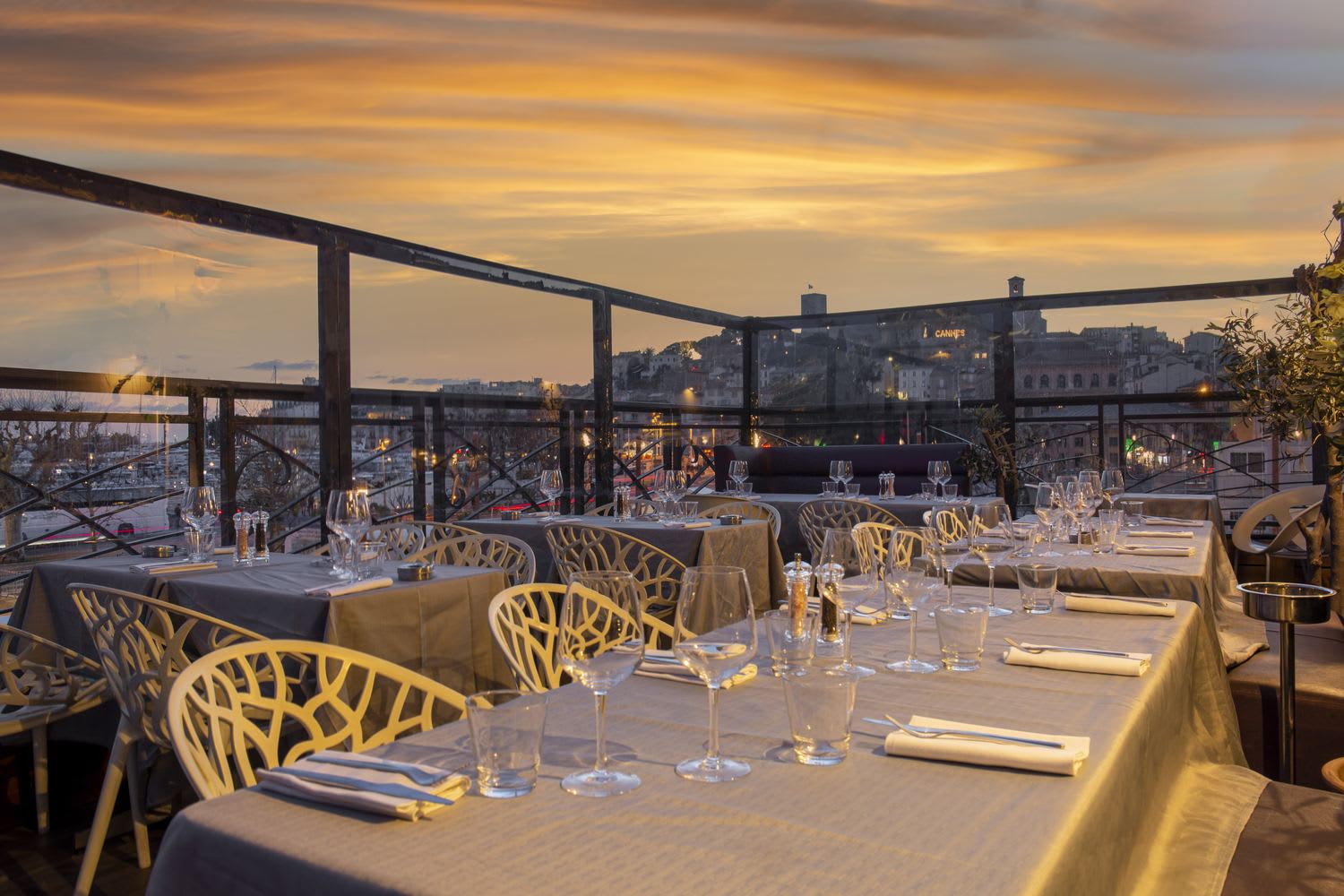 La terrasse au coucher du soleil, tables dressées