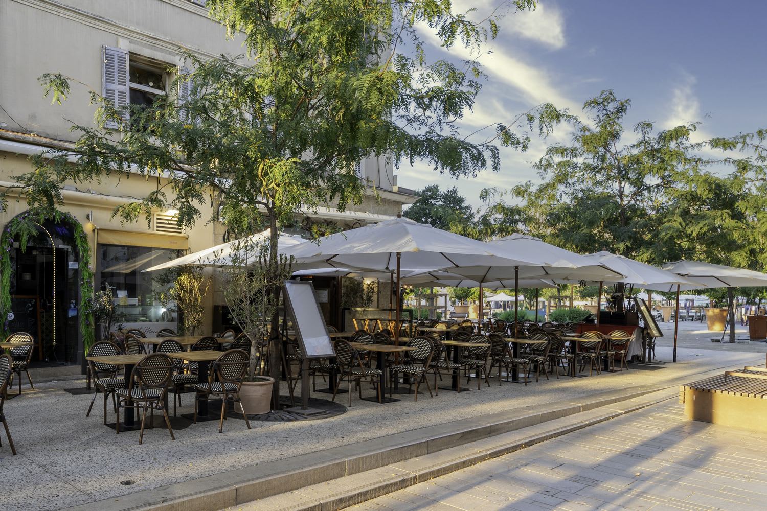 La terrasse de La Maison face au port, à l'heure dorée