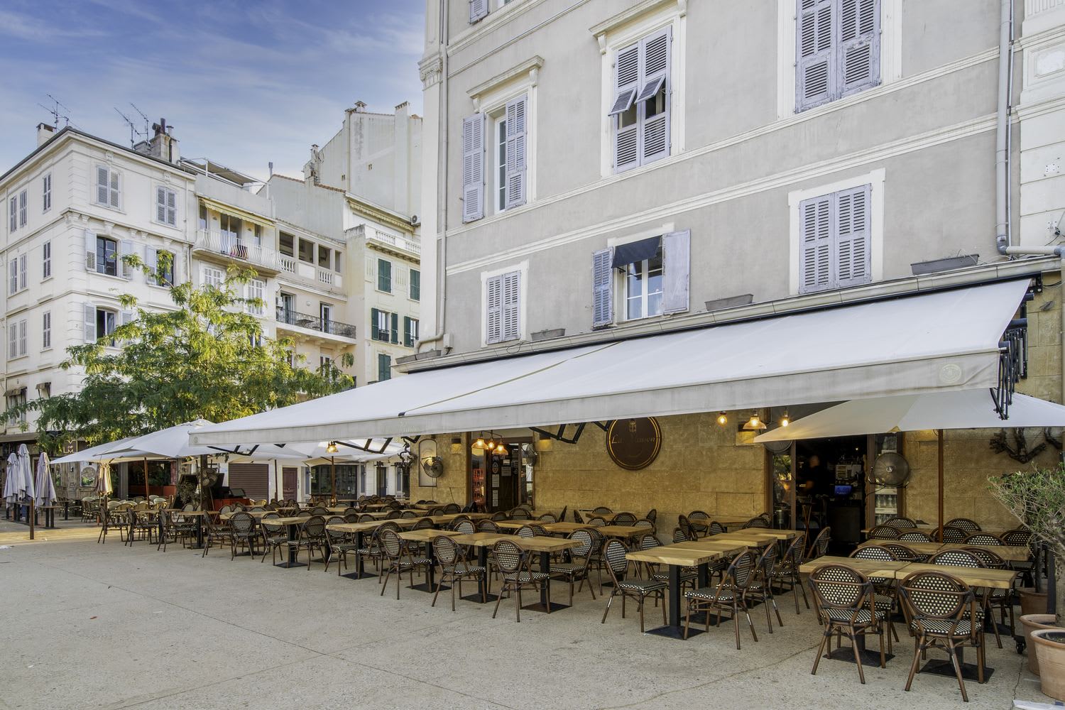 La terrasse vue de côté, tables vides