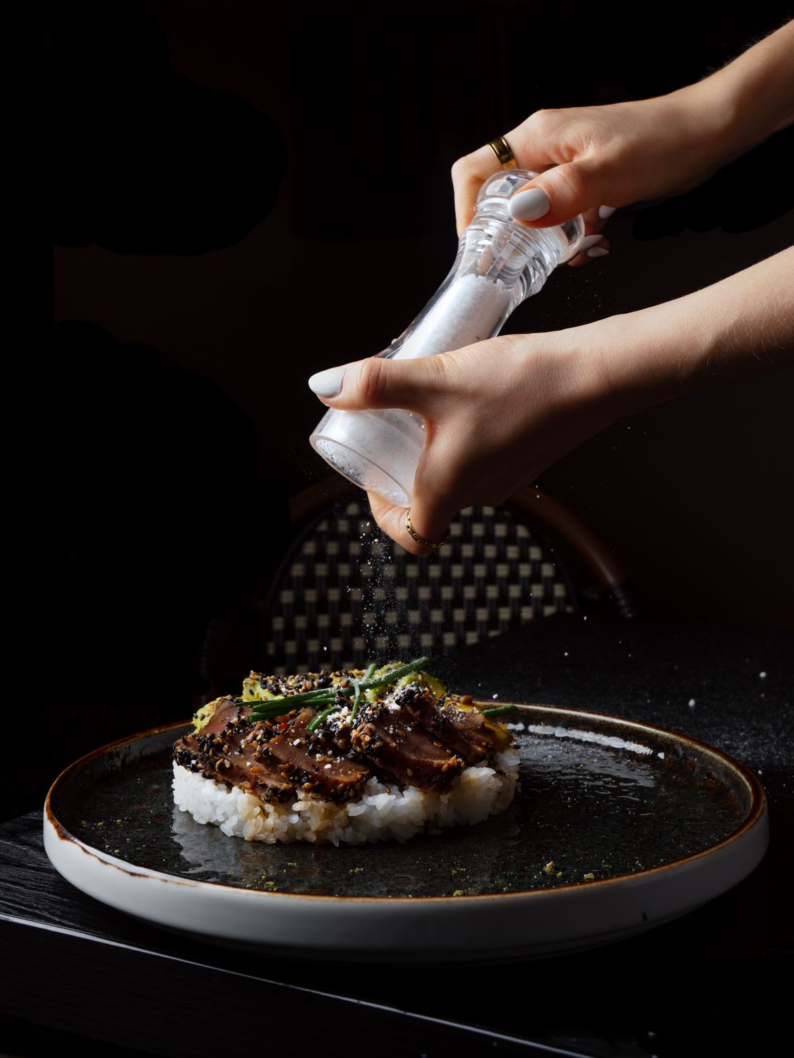 Viande et riz, mains qui assaisonnent
