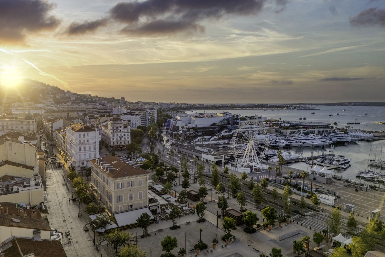 Vue aérienne de Cannes au coucher du soleil