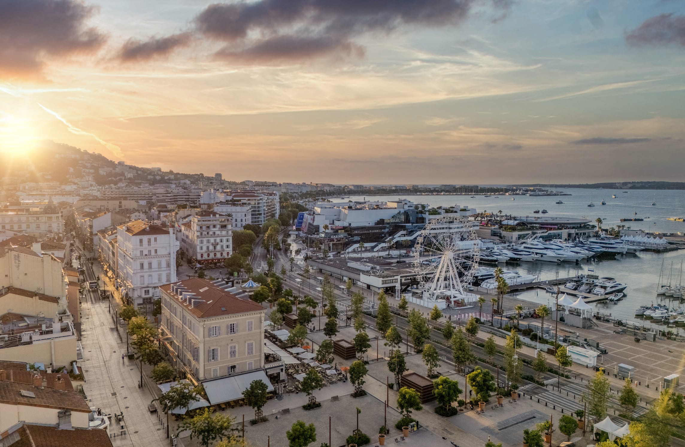 Vue aérienne du Vieux Port de Cannes et de la position de La Maison by Tripodi