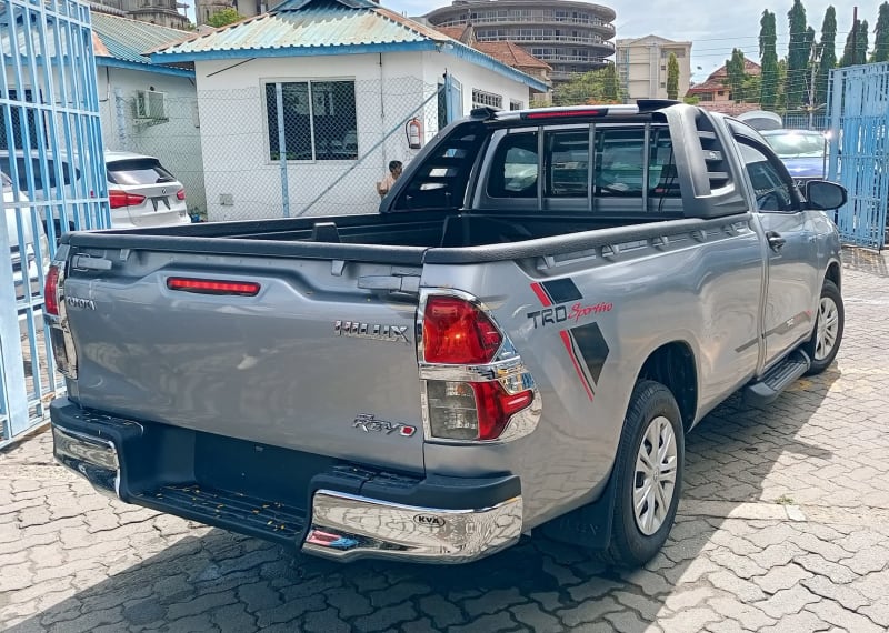 TOYOTA HILUX SINGLE CAB