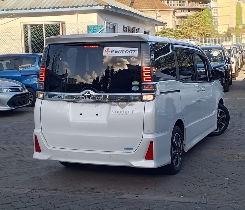 TOYOTA VOXY ZS PACKAGE 