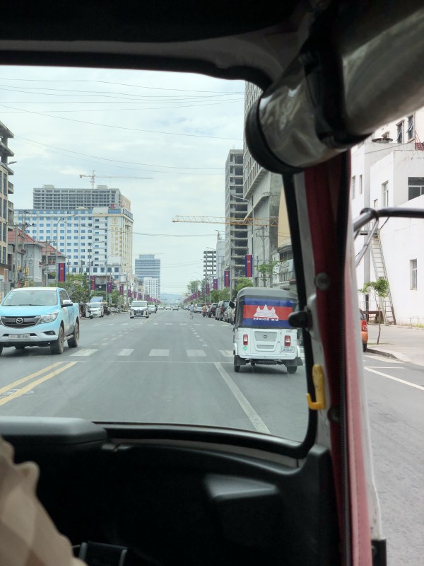 Sihanoukville aus dem TukTuk. Die Baustellen ziehen sich durch die ganze Stadt.