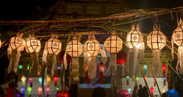 Einer der vielen Tempel, welcher zu "Loy Krathong" geschmückt wurde.