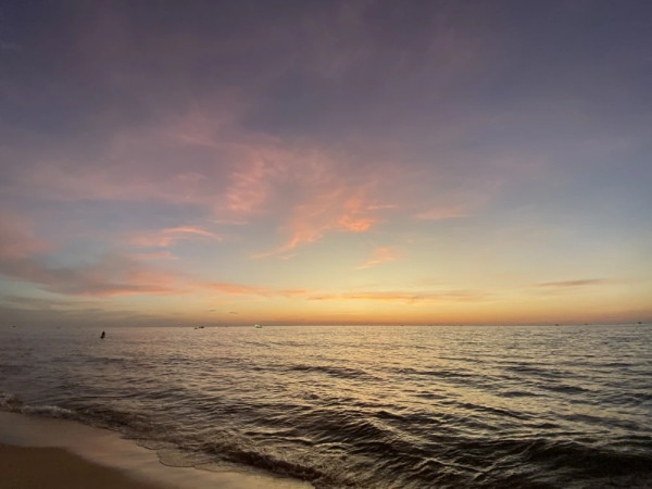 Kitschiger Sonnenuntergang am Strand.